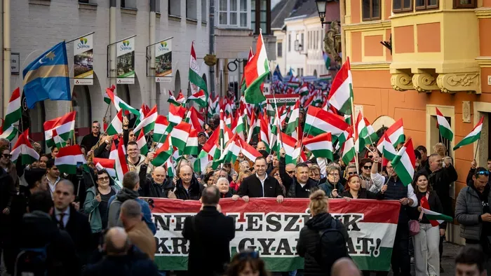 Magasban a zászlók, kígyóznak a sorok: ez várja Orbán Viktort