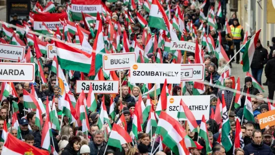 Végeláthatatlan sorok, ameddig a szem ellát: egész Szombathely utcára vonult Orbán Viktor miatt