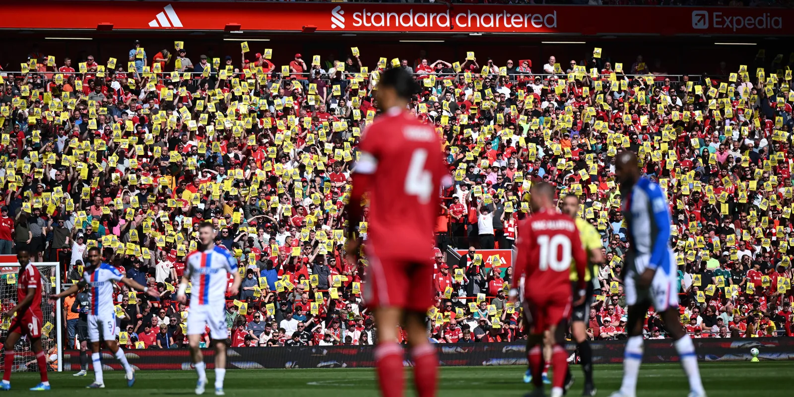 Eltakarta, hogy vigyorog: Áll a bál Liverpoolban