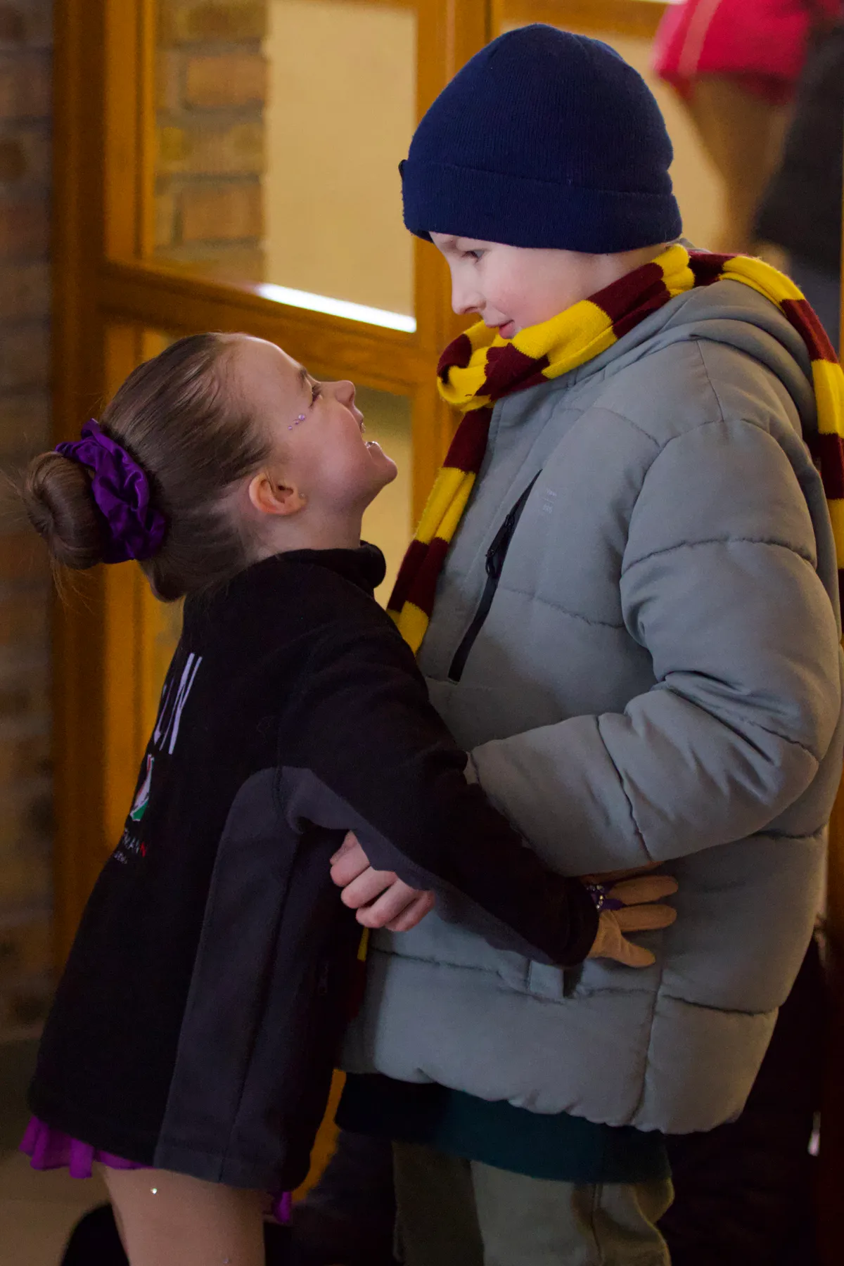 Marci minden versenyre elkíséri  kishúgát 