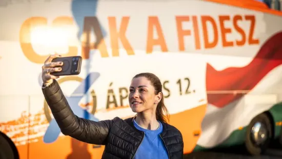 A szeretet és a béke a tét: Zavaros Eszter is Orbán Viktorral tartott az Egymillió kézfogásra