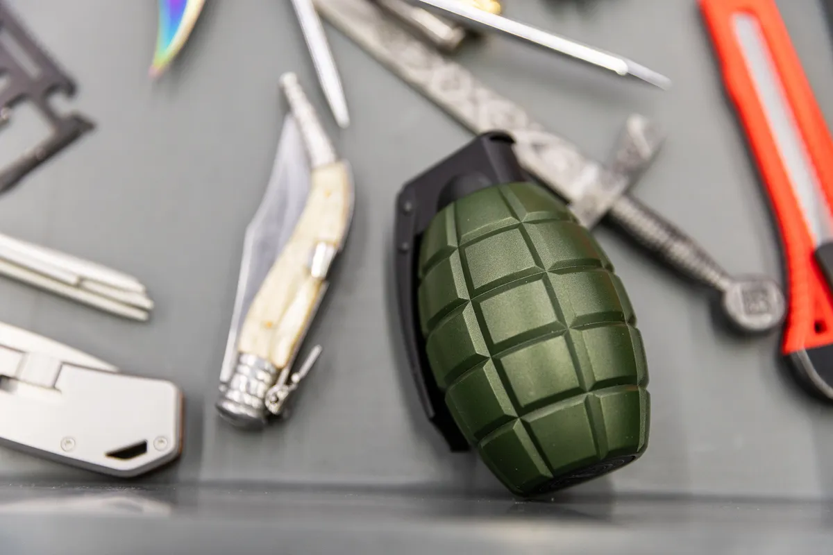 Bizarr tárgyak a reptéren: mutatjuk, mit nem szabad felvinni a fedélzetre