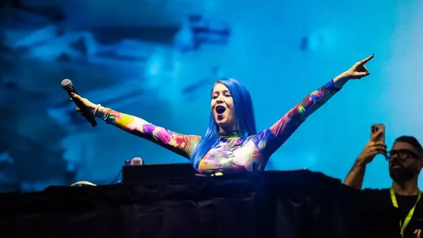 Bikinire vetkőzött a magyar lemezlovas