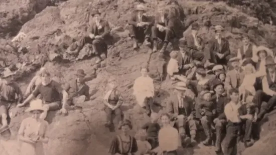 Időutazó férfira bukkantak egy 100 éves képen - öltözete buktathatta le?