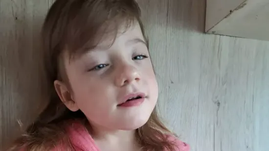 Az agyvérzéssel született Csenge már a kórházban várja a sorsfordító beavatkozást - ennyi hiányzik az első lépésekig