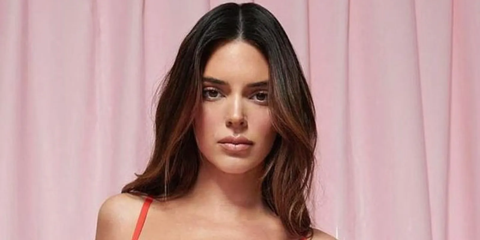 Kendall Jenner meztelenül pózol a kameráknak