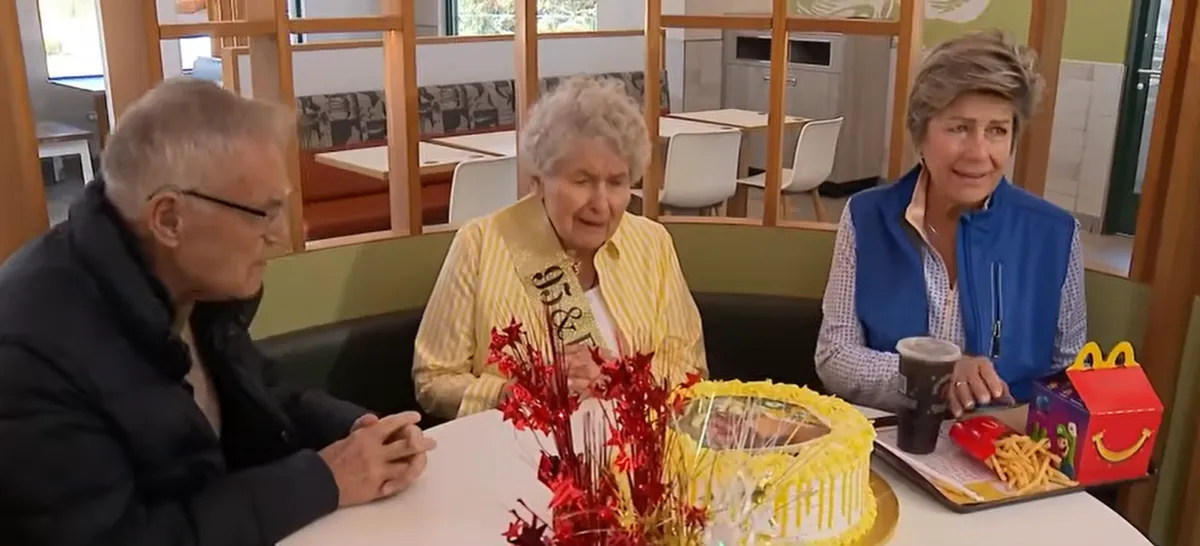 Felejthetetlen születésnapi meglepetésben részesült a 95 éves idős hűséges vendég