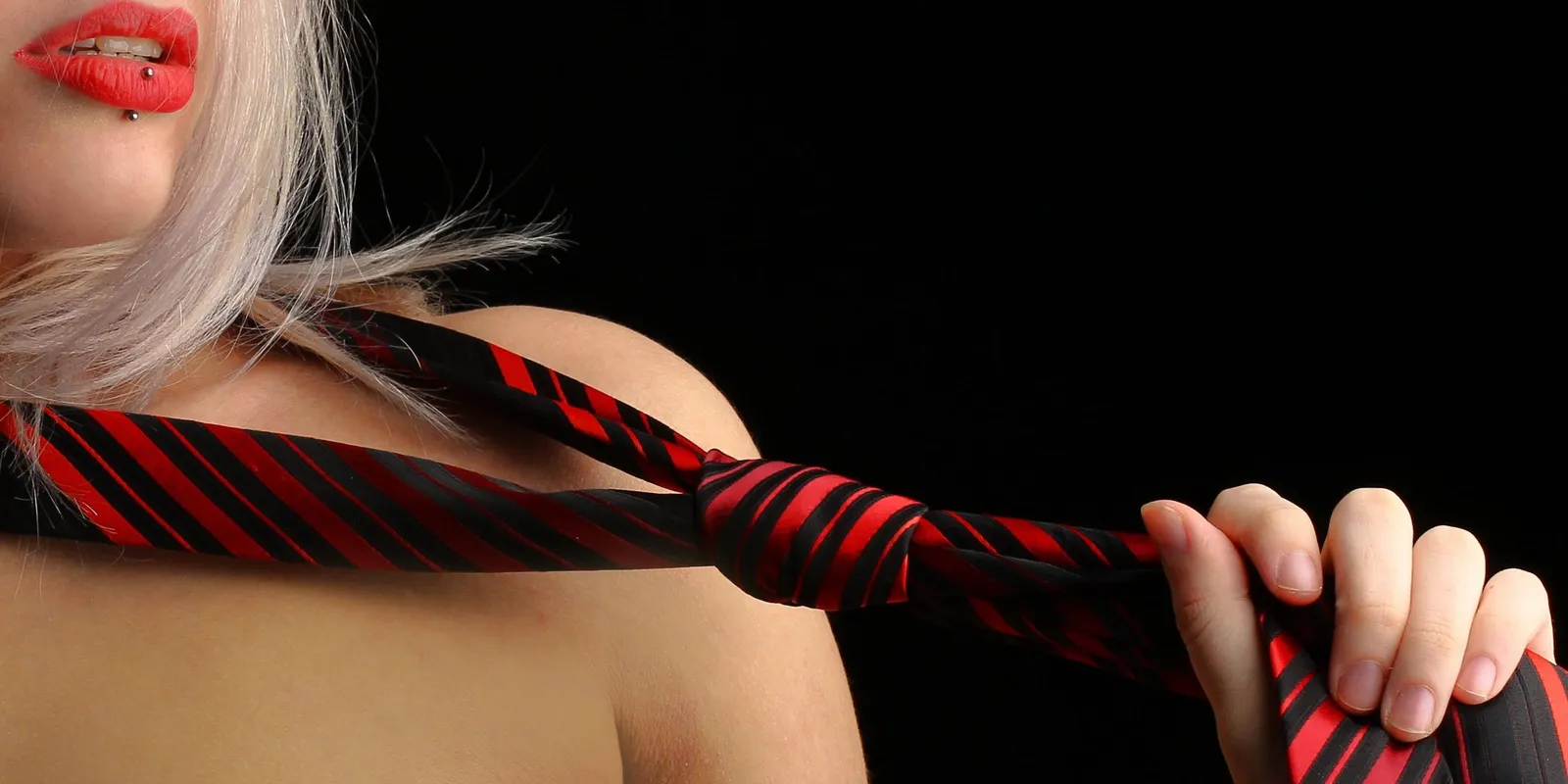 Szexizés a fürdőszobában, rányitottak a pózoló kebelcsodára