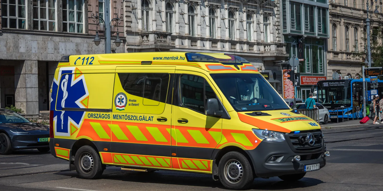 Elesett az M6-os, már a mentők is a helyszínen