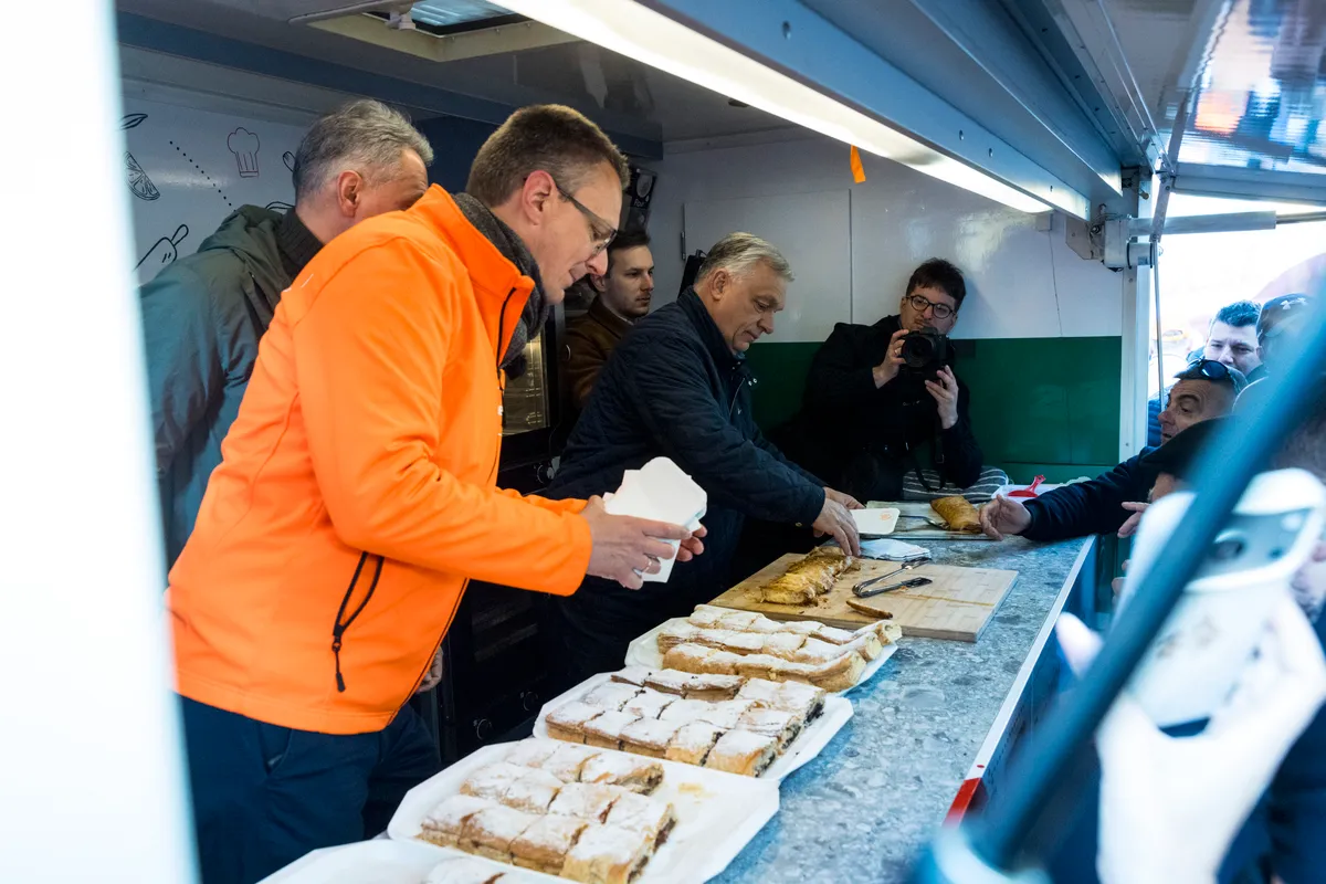 Orbán Viktor rétest osztogat Vácon.