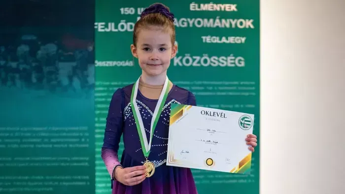 "Anya, hát ez megy!" - Egy éve húzott először korcsolyát, most műkorcsolya bajnok a jégre termett, 6 éves Léna