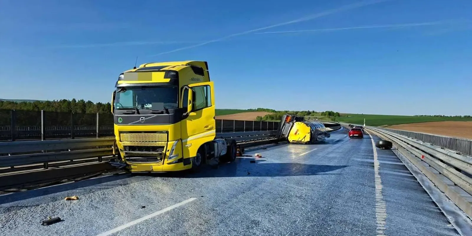 Sokkoló fotók az M6-osról: 25000 liter tej folyt ki az autópályára