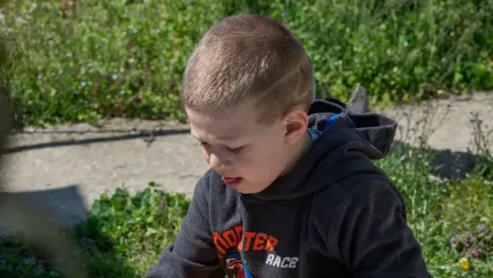 Összefogtak a helyiek az egyedül maradt édesanyáért: beteg kisfiával költözne új otthonba a bajbajutott Vivien