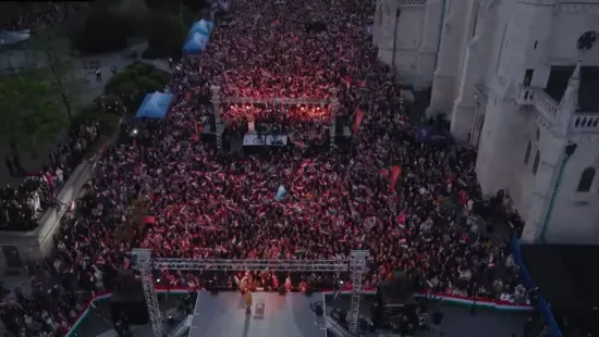 Elképesztő embertömeg: ennyien várják Orbán Viktor beszédét