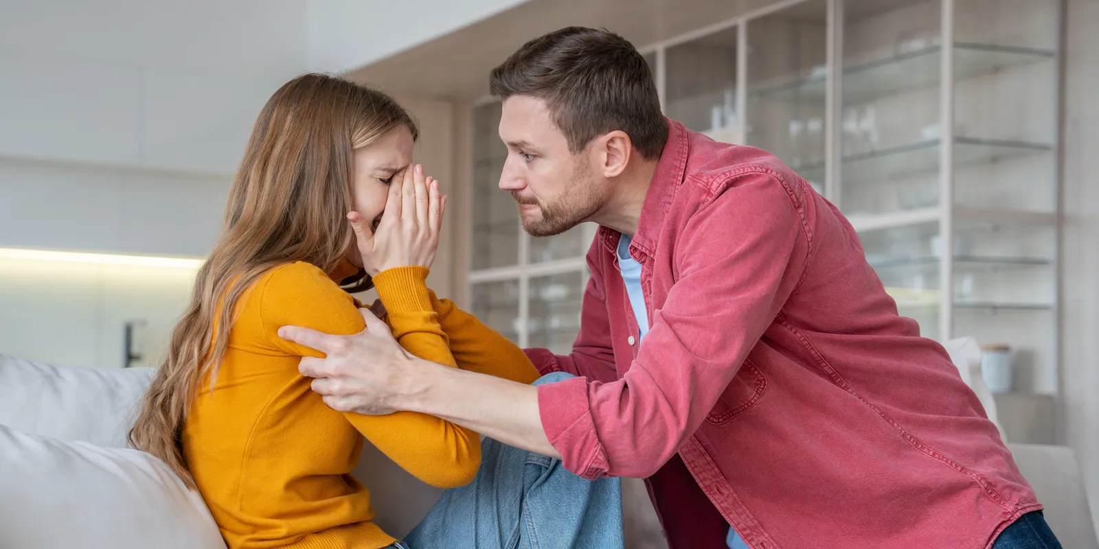 A pizzafutár miatt bántalmazta párját: a nő életébe is kerülhetett volna