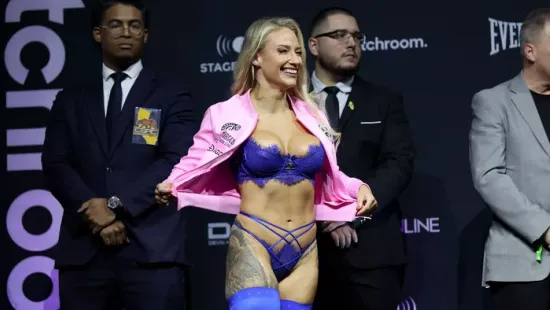 Vetkőzésben felülmúlták a kebelcsoda matektanárnőt – Videó