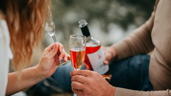 "Én vagyok a tökéletes barátnő" - gazdag szülők hatalmas pénzt kínálnak a nőnek, hogy randizzon a fiaikkal