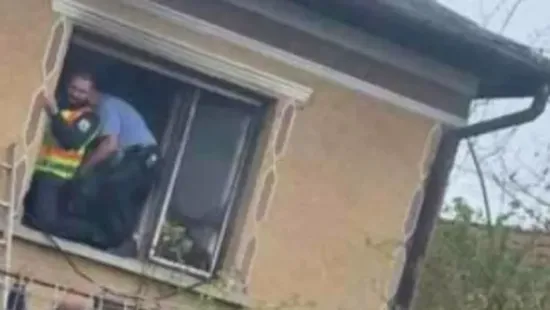 Rendőrök és munkába igyekvő melósok mentették ki az égő házból az idős ózdi házaspárt