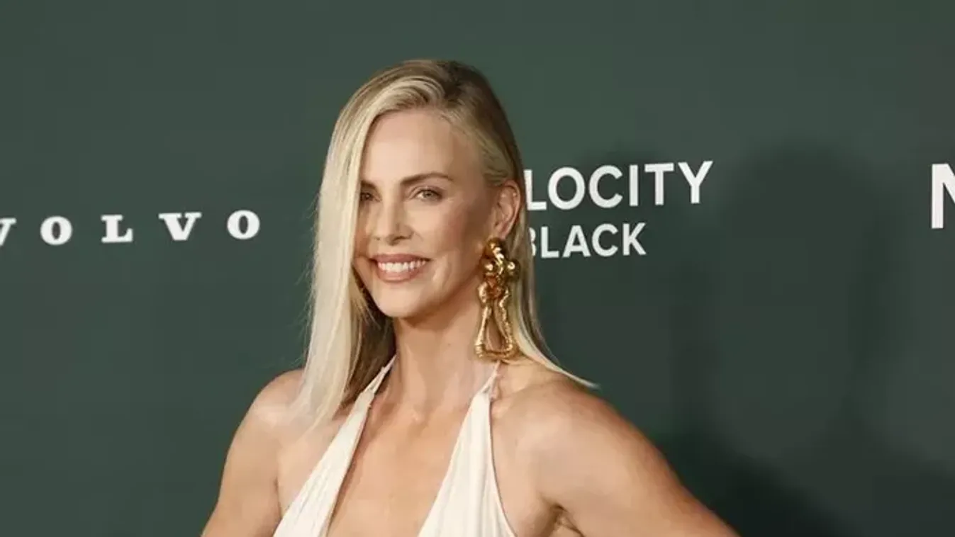Charlize Theron apró bikiniben élvezi a napsütést