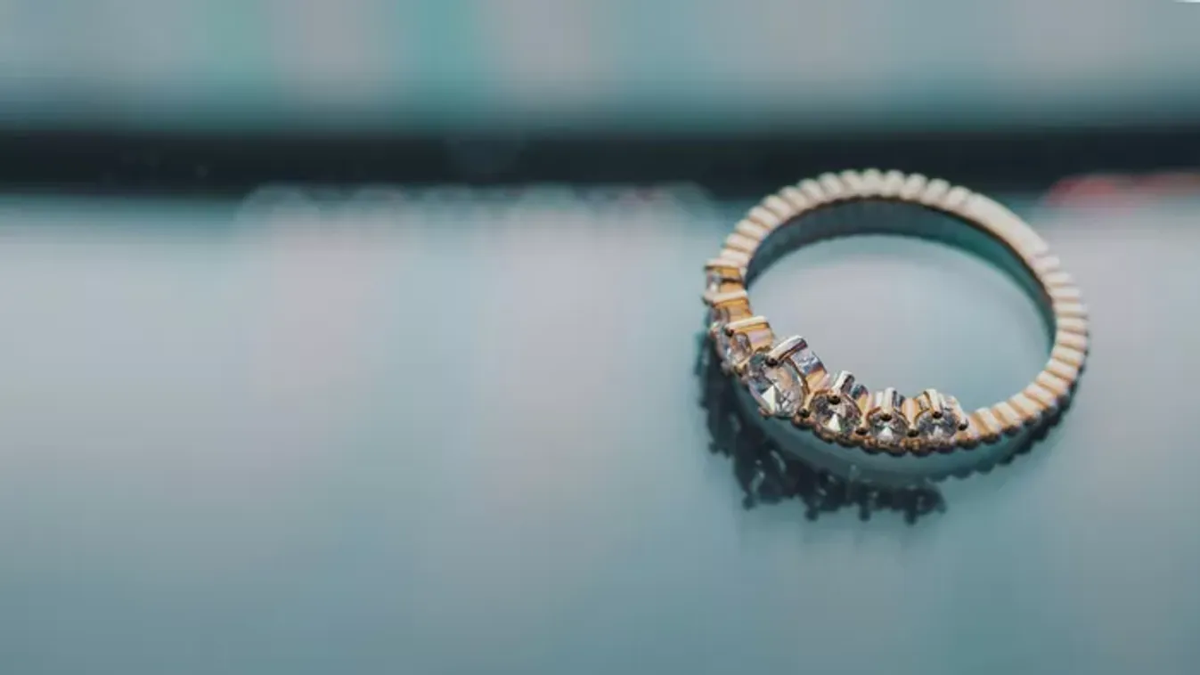 Milliókat érő gyűrűvel ment a zálogházba, de sírva jött ki