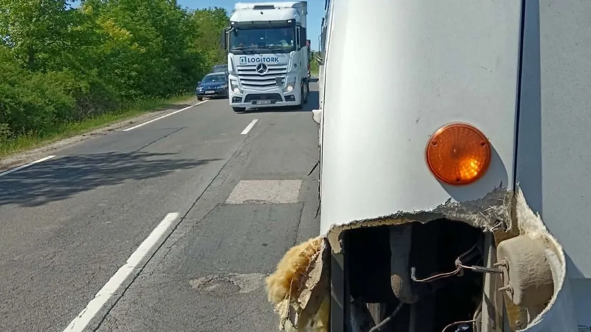 Balesetet okozott egy busz és egy kamion péntken délután a 2-es főúton
