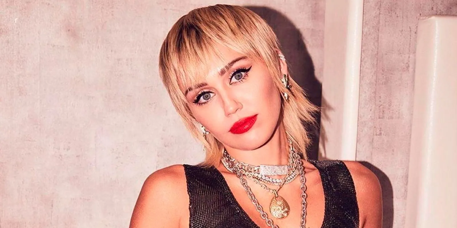 Csillagot kapott Miley Cyrus, bugyit villantott az átadón