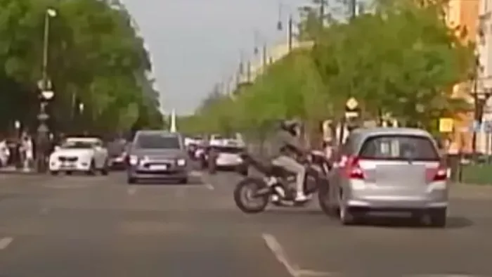 Áthajtott a piroson, majd motorost gázolt az autós