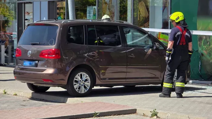 Sokkoló videó - A kirakatba hajtott autójával egy idős hölgy Székesfehérváron