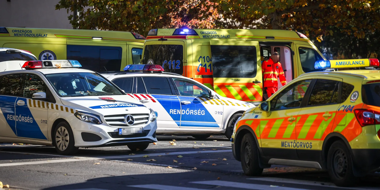 Hatalmas ütközés Újpesten - Mentő sietett a helyszínre