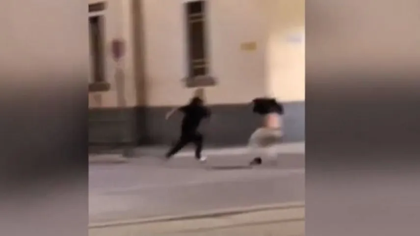 Debreceni tömegverekedés: földön fekvőt is rugdostak a fiatalok