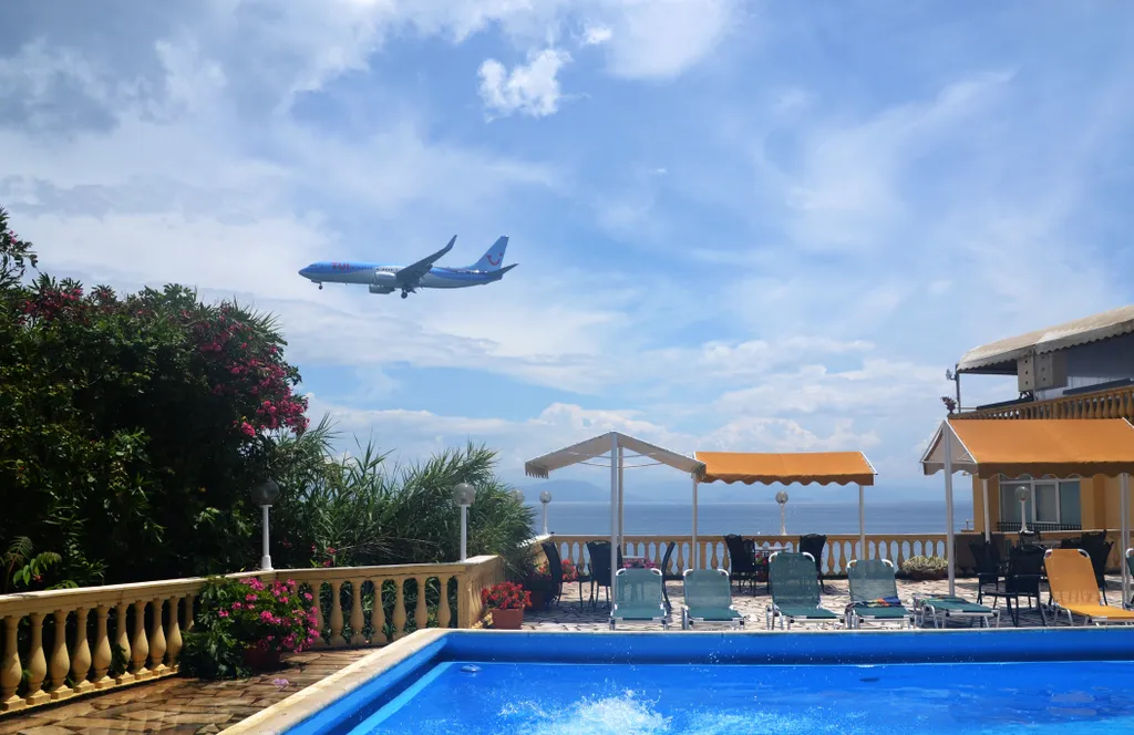 Csodálatos kilátóhelyek-világszerte
Sky View Hotel, Korfu, Görögország
Corfu,,Greece,-06-14-2016:,Tui,Travel,Airplane,Landing,In,Kerkira,,Corfu,
