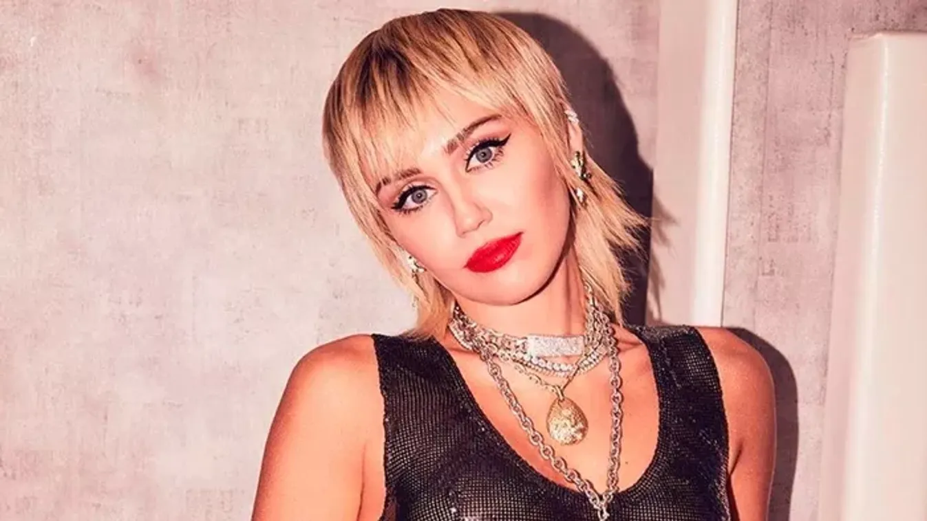 Csillagot kapott Miley Cyrus, bugyit villantott az átadón