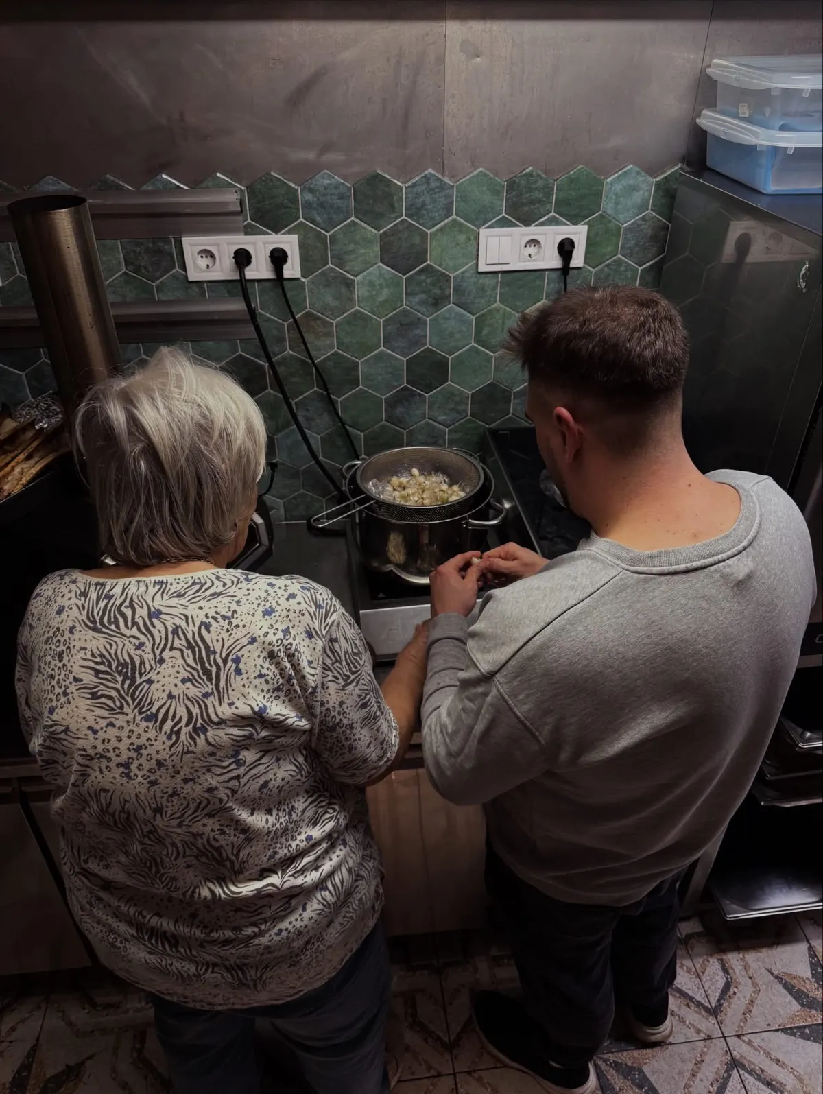 Dávid itt éppen savanyúságot készít a nagymamájával egy igazi családi recept alapján