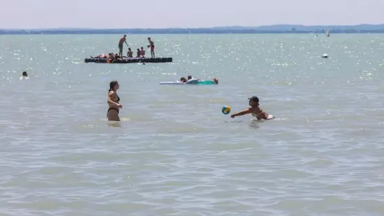 Balatoni strandszezon: minden, amit az idei nyitásról és az árakról tudni lehet