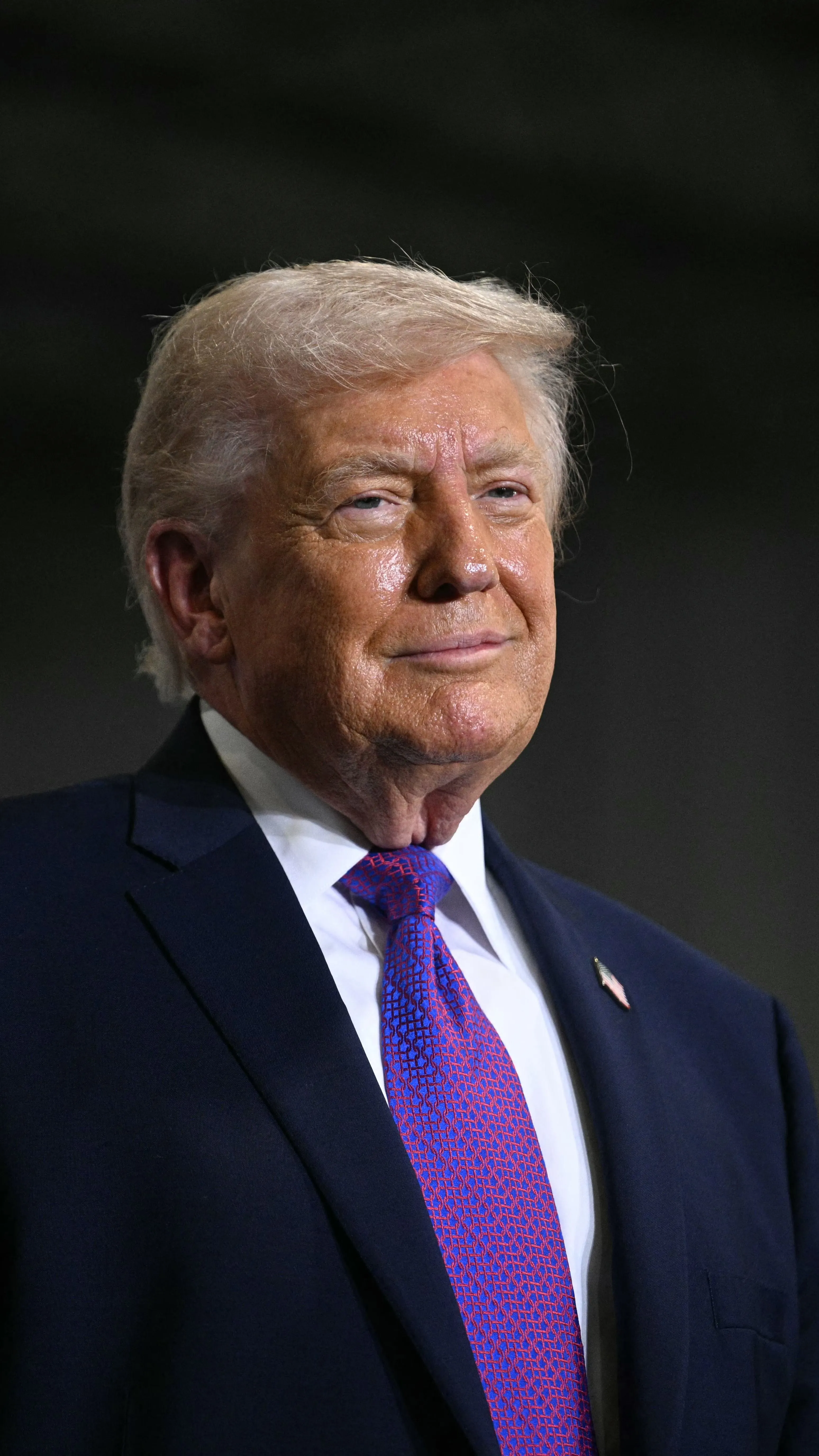 Vége a várakozásnak, érkezik az aranyozott Trump-mobil