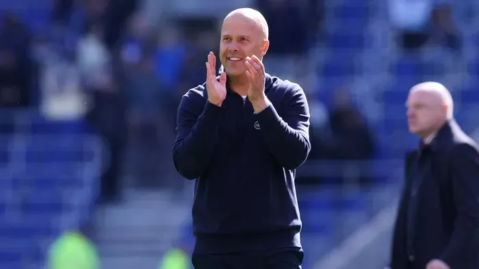Arne Slot másra mutogat a Liverpool szörnyű szezonja után