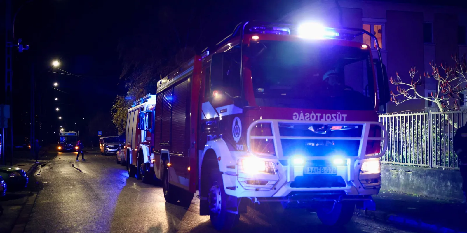 Feszítővágóval kell kiemelni az egyik utast Mosonmagyaróvárnál