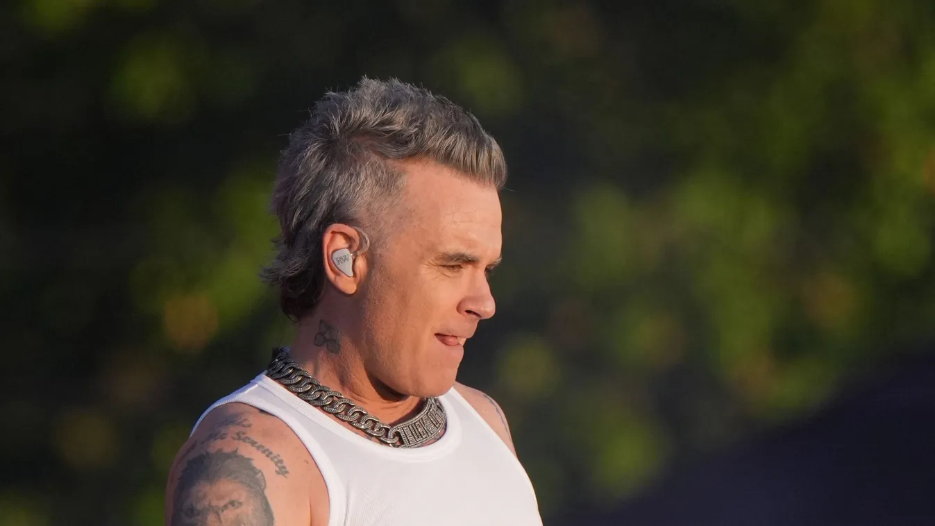 Baleset érte Robbie Williams-t, kihullott a foga - FOTÓ!