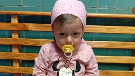 „Felcsillant a remény, de a harcnak még nincs vége” – Újabb betegséggel kell szembenéznie az agydaganattal küzdő 3 éves Jázminnak