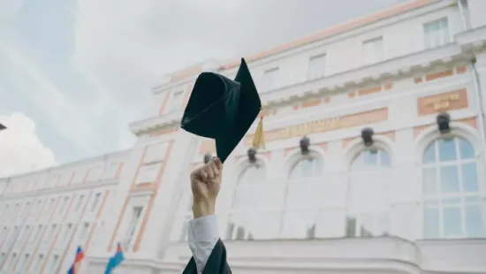 Együtt végzett a főiskolán apa és lánya: „Megosztani ezt a különleges pillanatot leírhatatlan érzés”