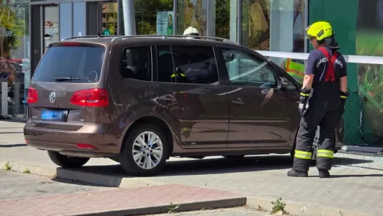 Sokkoló videó - A kirakatba hajtott autójával egy idős hölgy Székesfehérváron