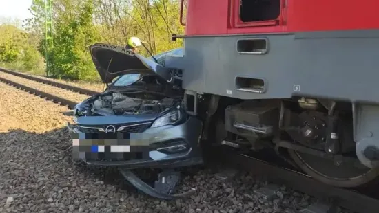 Sokkoló fotók érkeztek: felismerhetetlenné tört az autó a brutális vonatbalesetben