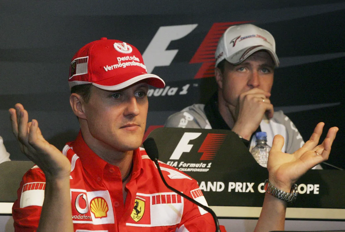 Ralf Schumacher (jobbra) bizonyos értelemben háttérbe szorult bátyja, Michael Schumacher mögött, de így is túl soknak érezte a rá irányult figyelmet