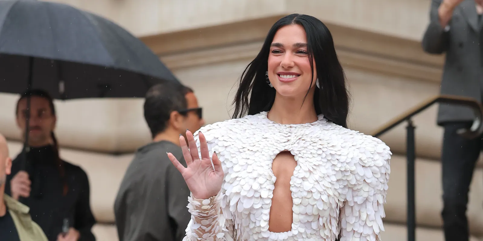 Eszméletlen dekoltázst villantott Dua Lipa