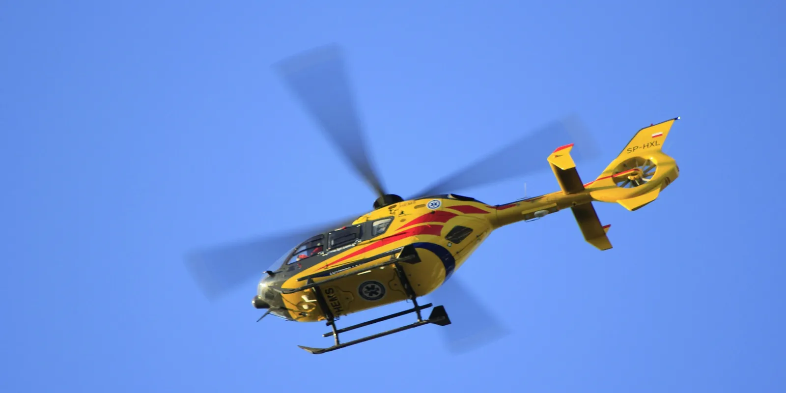 Mentőhelikopter szállt le az M1-esen a brutális karambol után