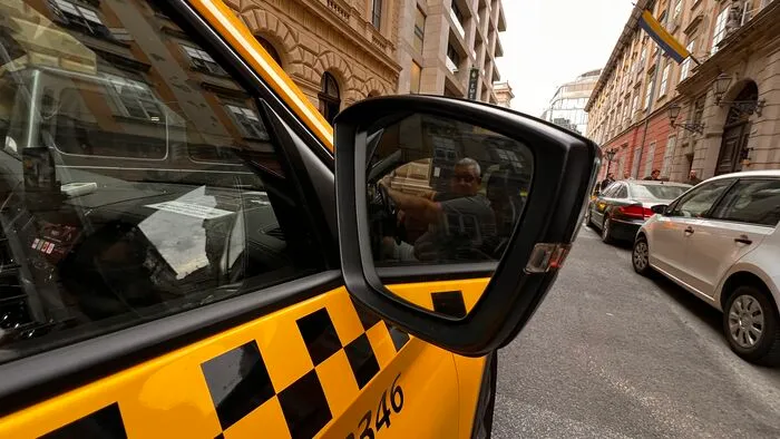 Balhé lett a taxizásból: megverte a 70 éves sofőrt a dühöngő utas