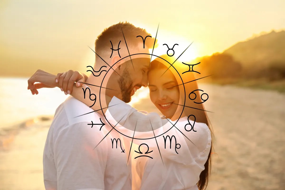 Romantika, álmodozás, szerelem,Horoscope,Compatibility.,Loving,Couple,On,Beach,At,Sunset,And,Zodiac