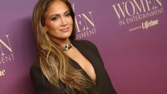 Melltartóban lépett az utcára Jennifer Lopez - kőkemény hasizmokat villantott az énekesnő