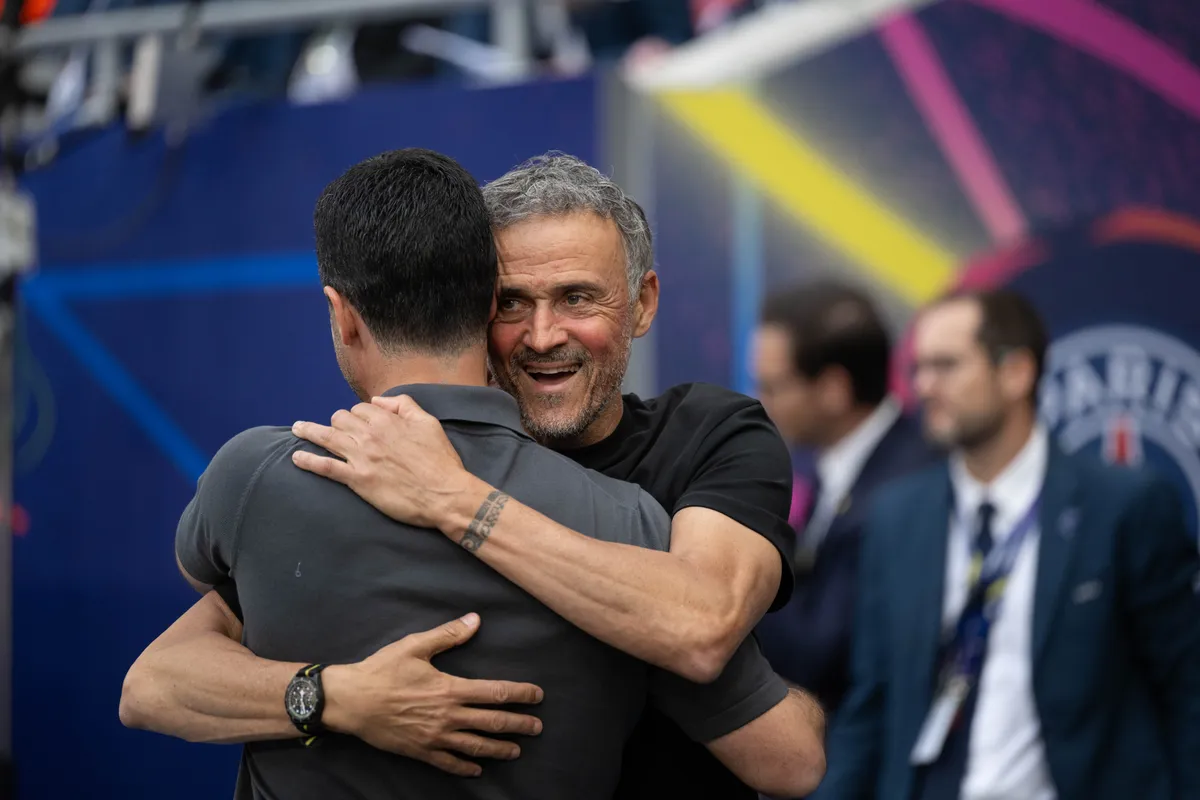 Luis Enrique, a győztes hadvezér az ellenfél mesterét, Mikel Artetát öleli 