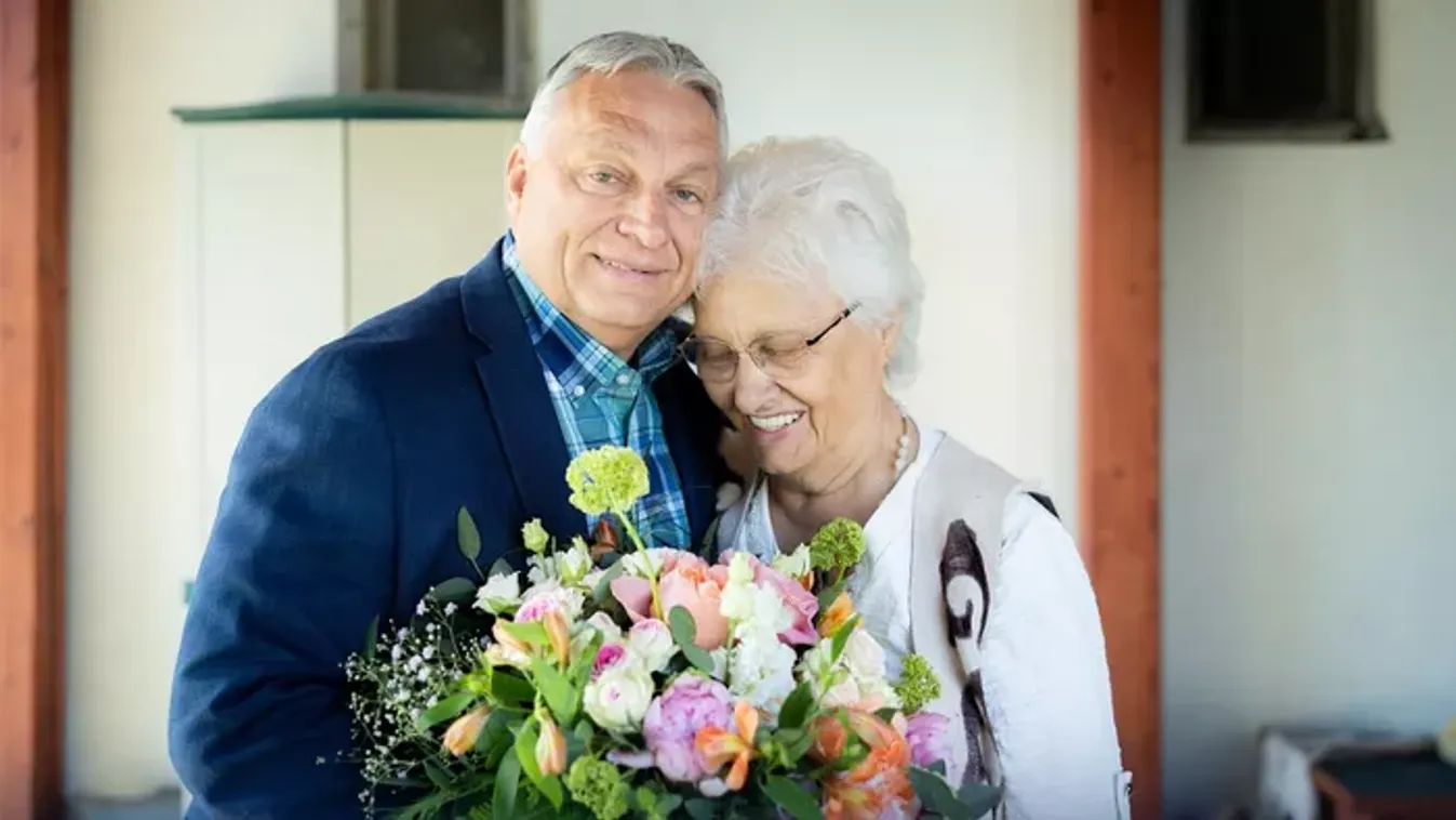 Hatalmas csokorral köszöntötte édesanyját Orbán Viktor